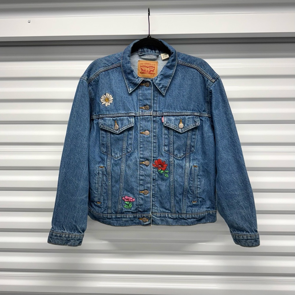Levi’s Floral Embroidered Denim Trucker Jacket XL Medium Wash